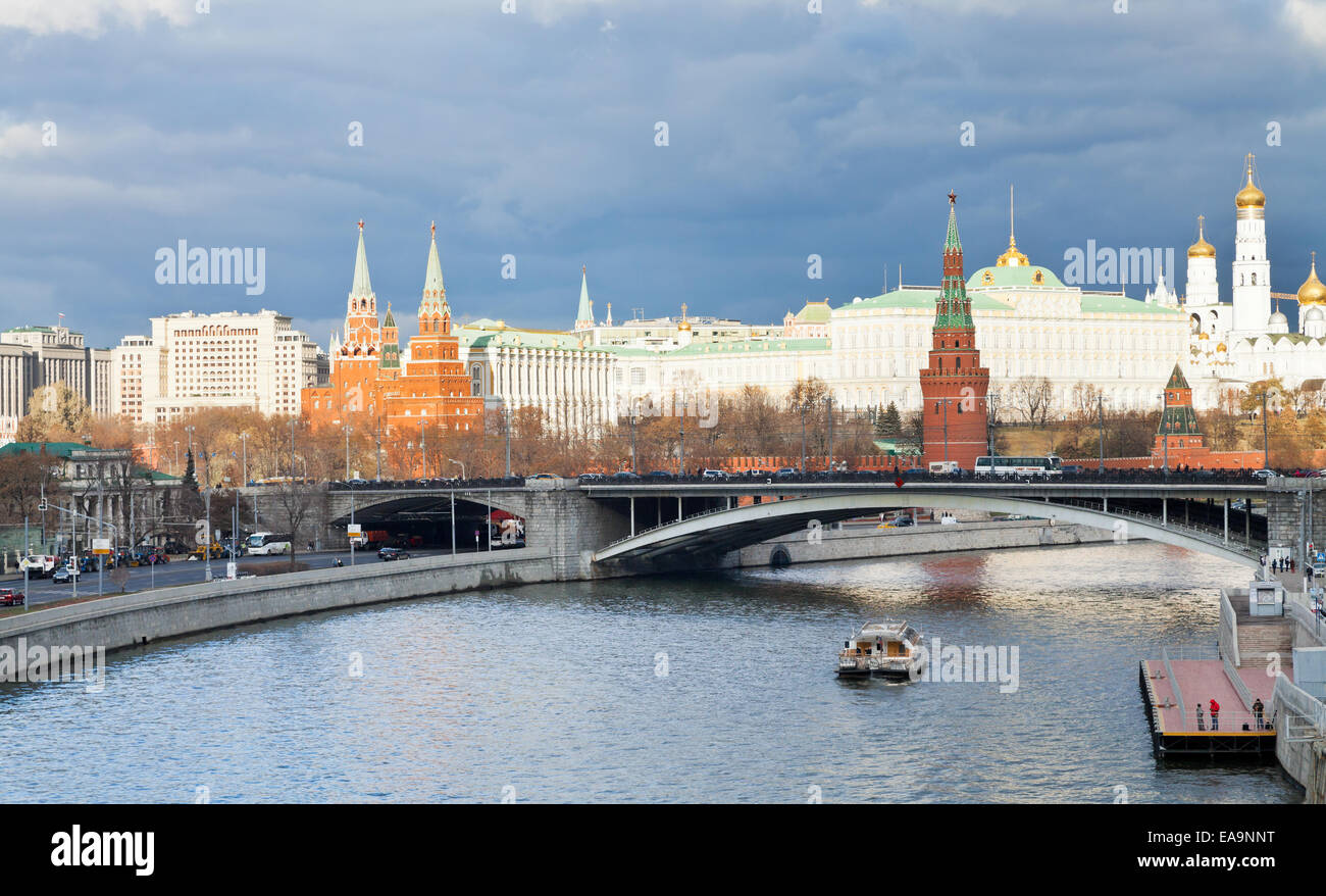 Москва река основная мысль. Большой каменный мост Москва фонарь. Большой каменный мост подсветка. Макет большого каменного моста. Москва река на английском.