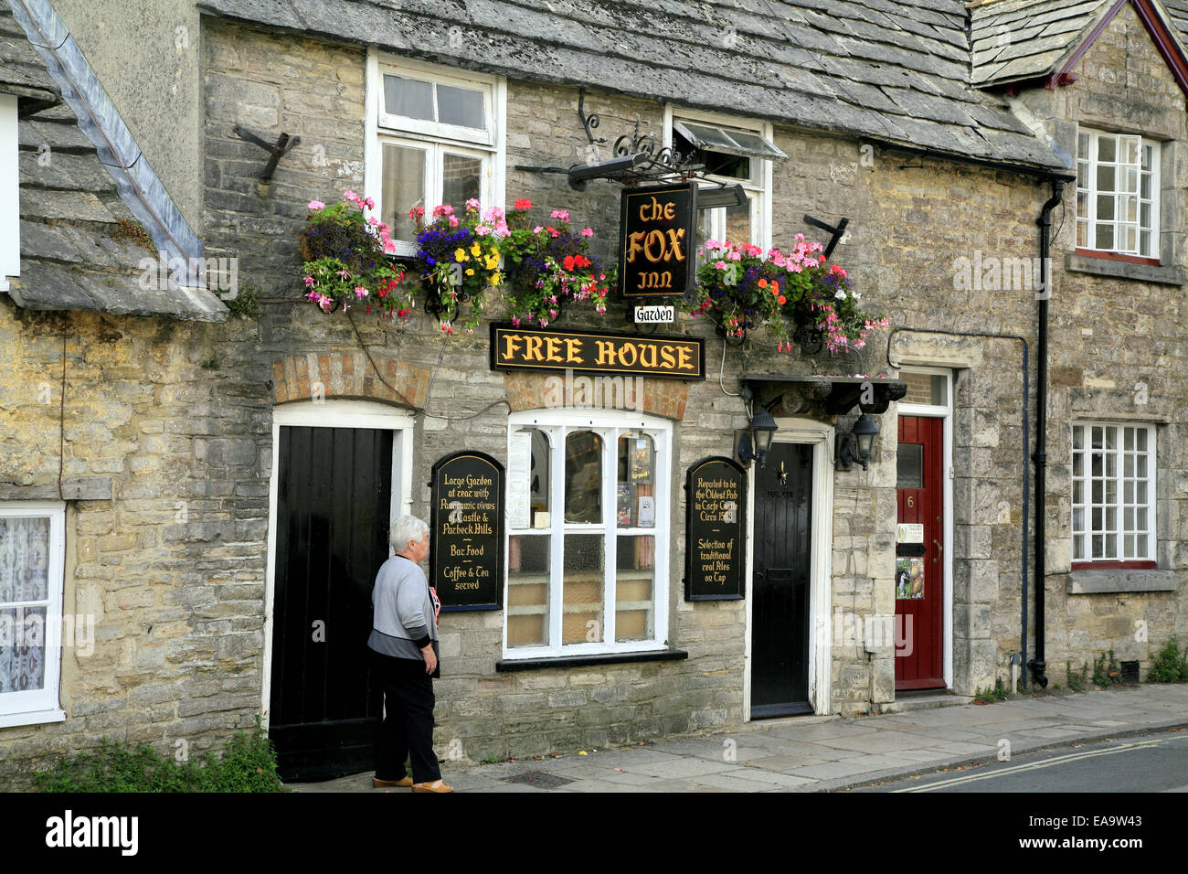 The very small Fox Inn said to be the oldest pub in Corfe Castle, Wareham, Dorset, England, UK. Stock Photo