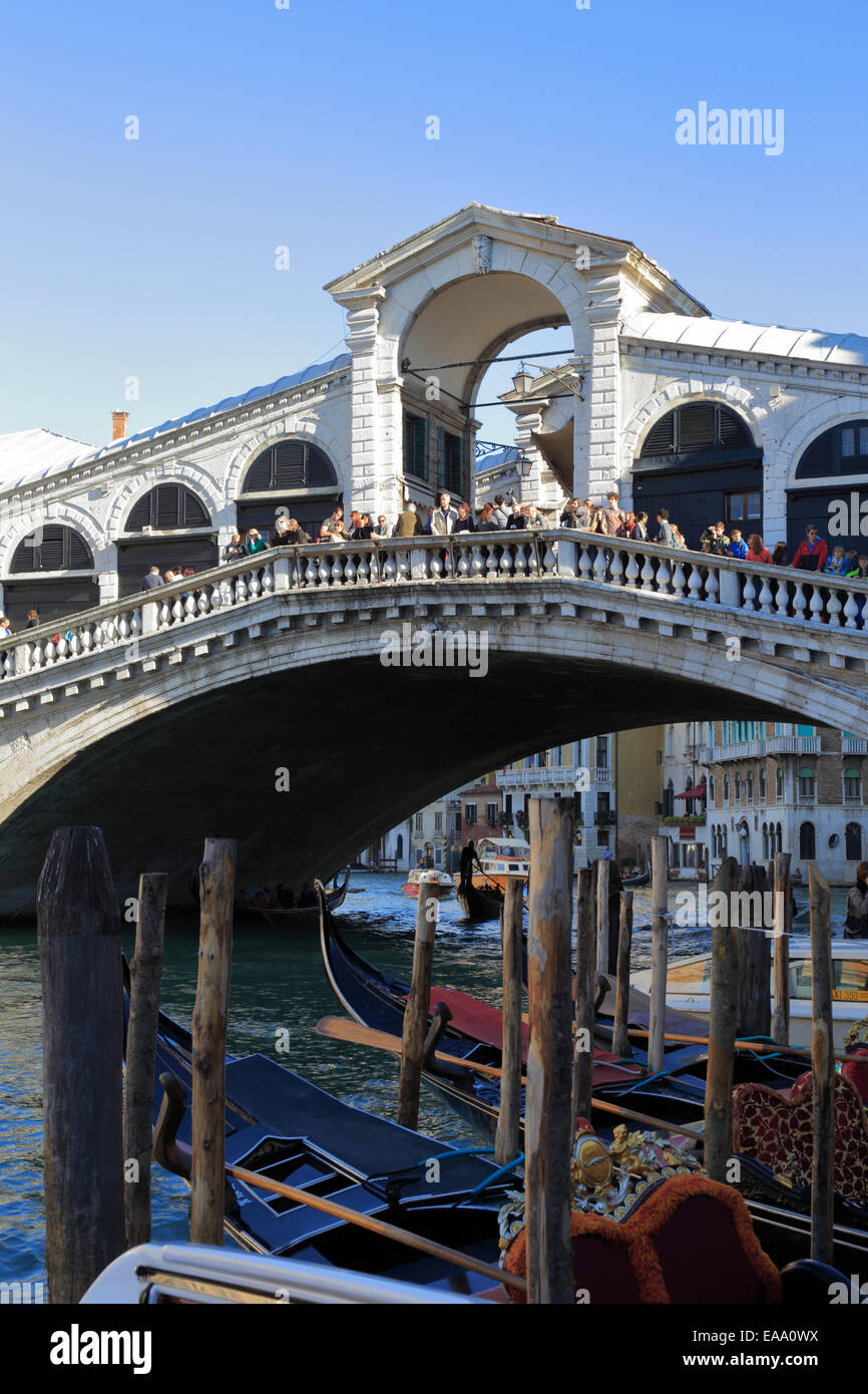 On the rialto bridge hi-res stock photography and images - Alamy