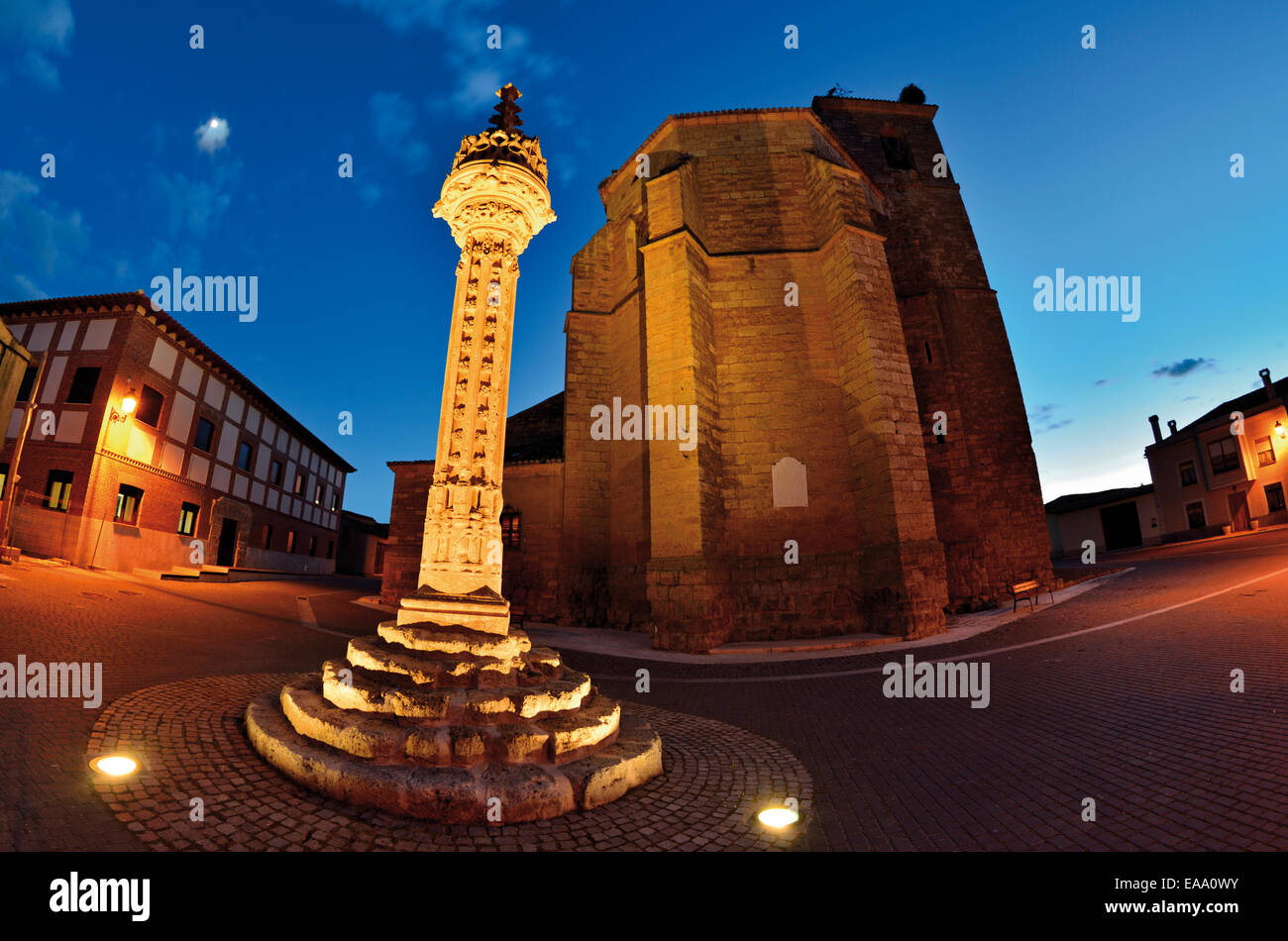 Spain, St. James Way: Nocturnal view of the medieval pillory and church in Boadilla del Camino Stock Photo