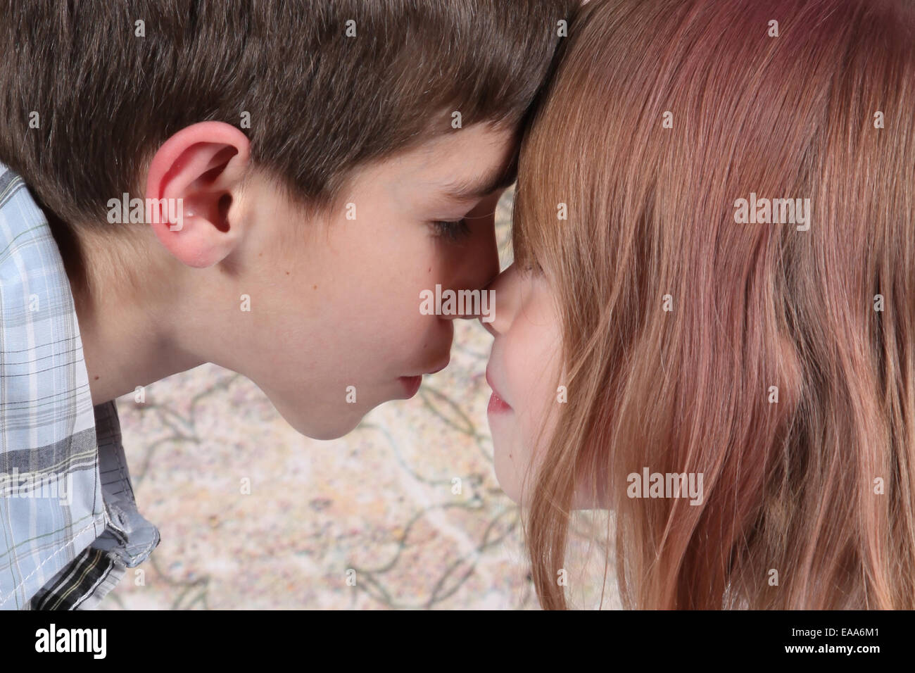 18 где мальчик с мальчиком. Поцелуй мальчика и девочки. Мальчик целует девочку. Поцелуй мальчика и девочки 10 лет.
