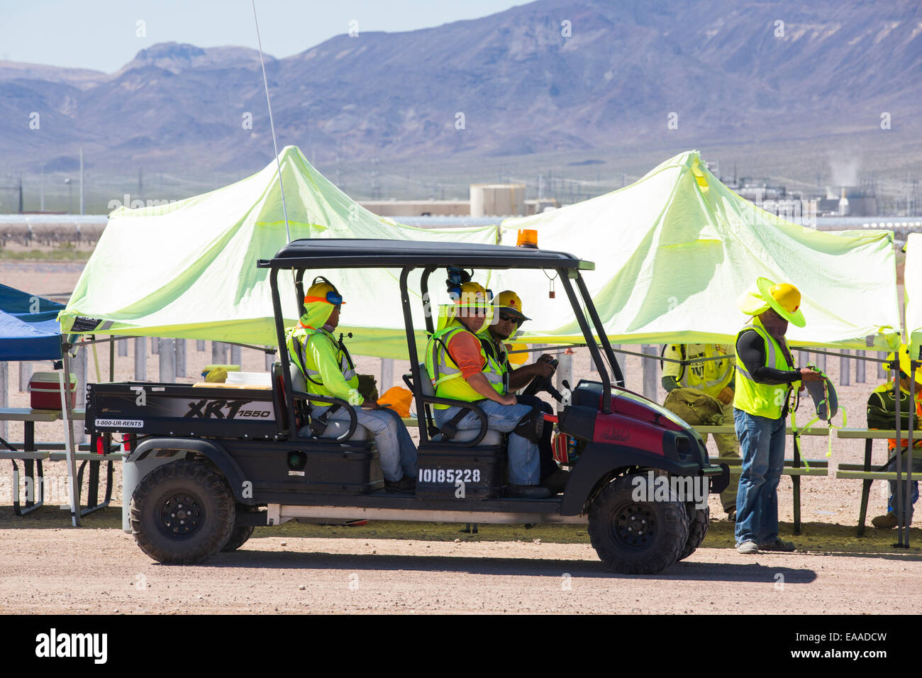 Construction workers shelter from the fierce desert heat whilst building the Copper Mountain Solar 3 project, is a 250-megawatt Stock Photo