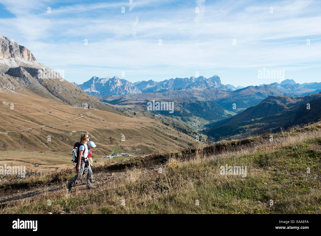Frau und Kind wandern Dolomiten - Woman and children hiking in dolomites Stock Photo