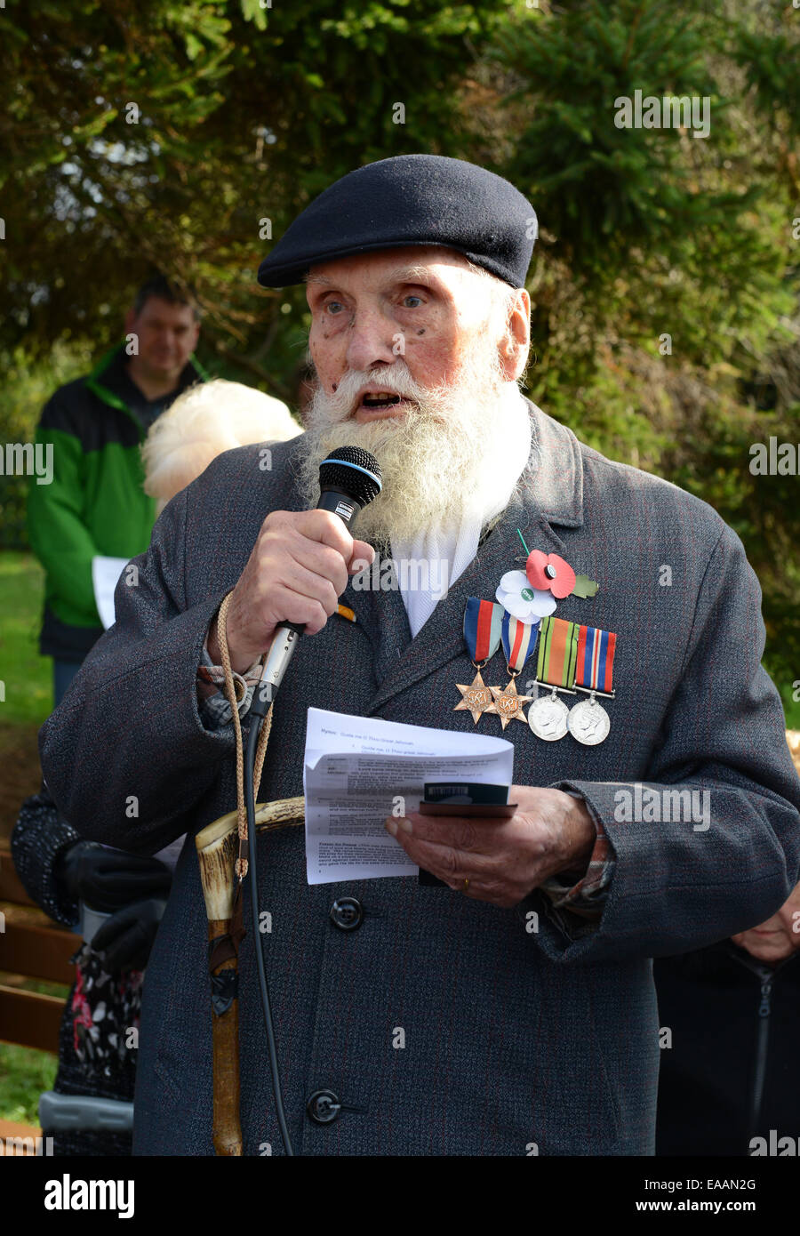 World War Two veteran George Evans aged 91 wearing red poppy and white peace poppy at Wellington Remembrance Service. Stock Photo
