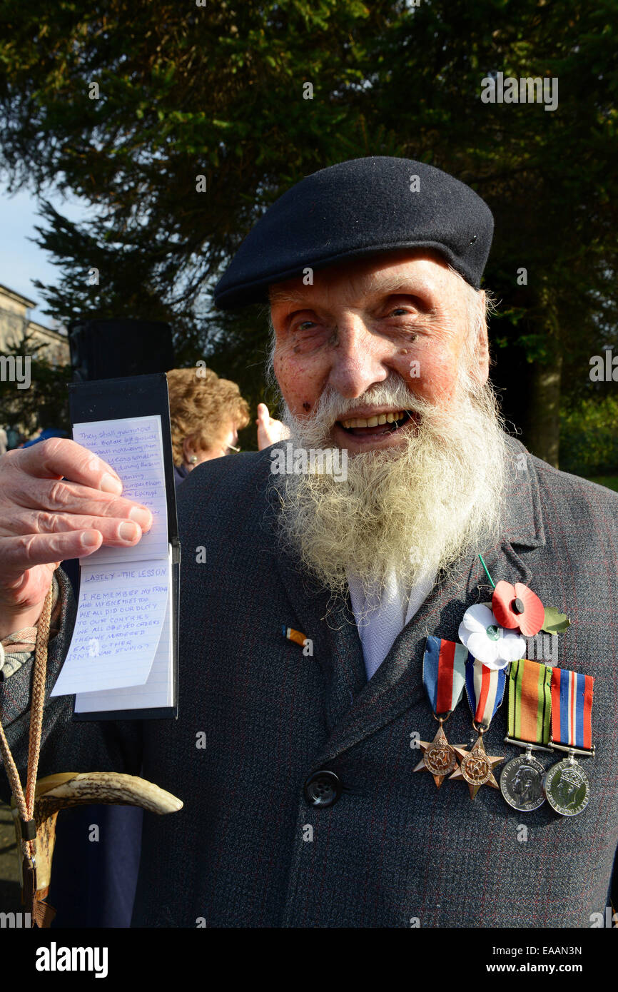 World War Two veteran George Evans aged 91 wearing red poppy and white peace poppy at Wellington Remembrance Service a Parade Stock Photo