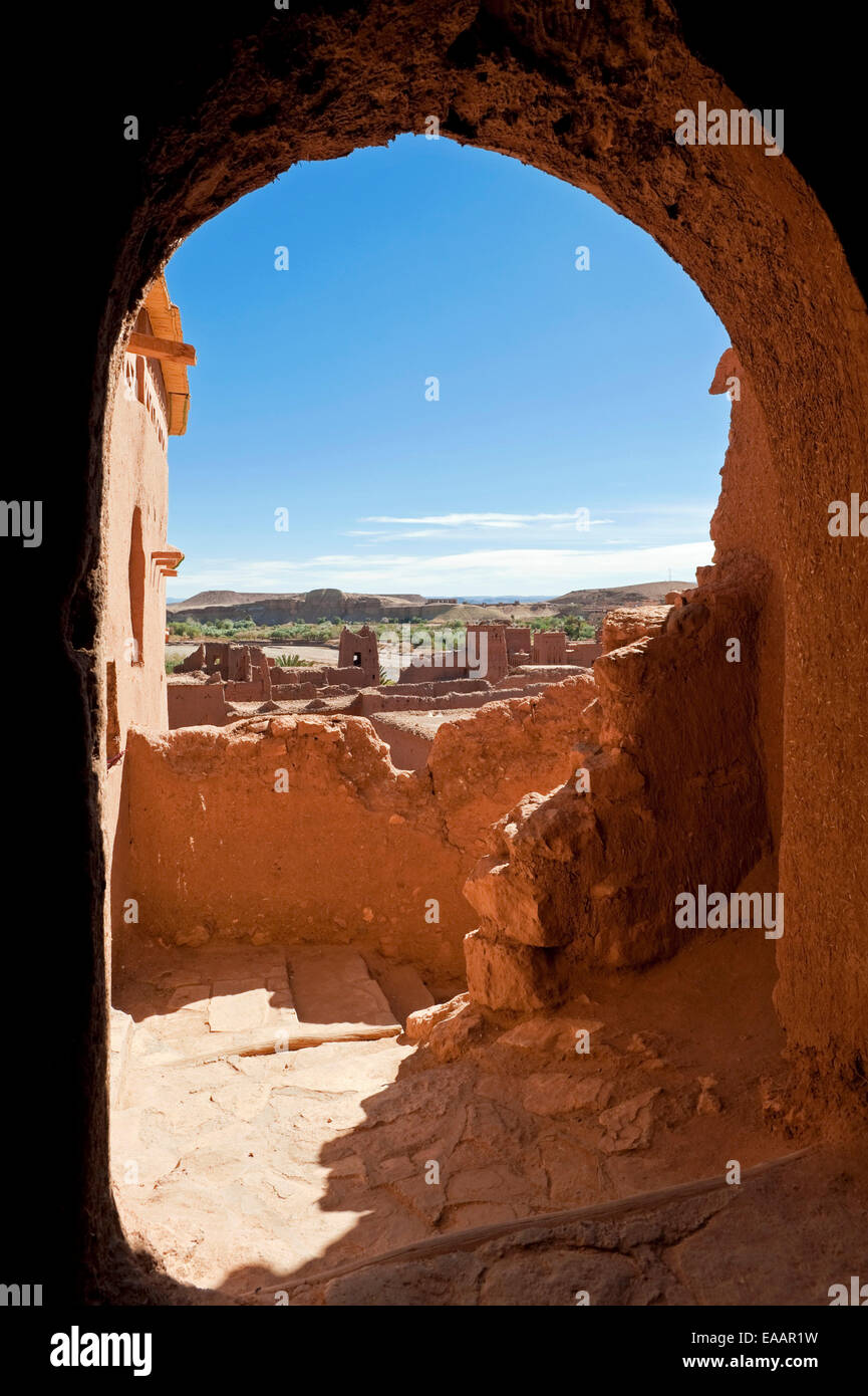 Archade View Vertical view through an archway of Ait Benhaddou Stock Photo - Alamy