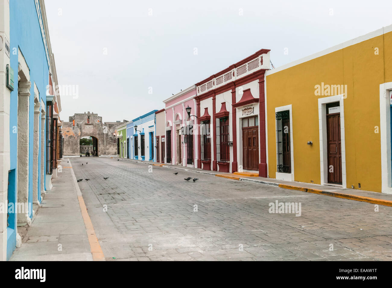 Restored colorful Spanish colonial houses and Land Gate (Puerta de Tierra) viewed from 59th Street, Campeche, Mexico. Stock Photo
