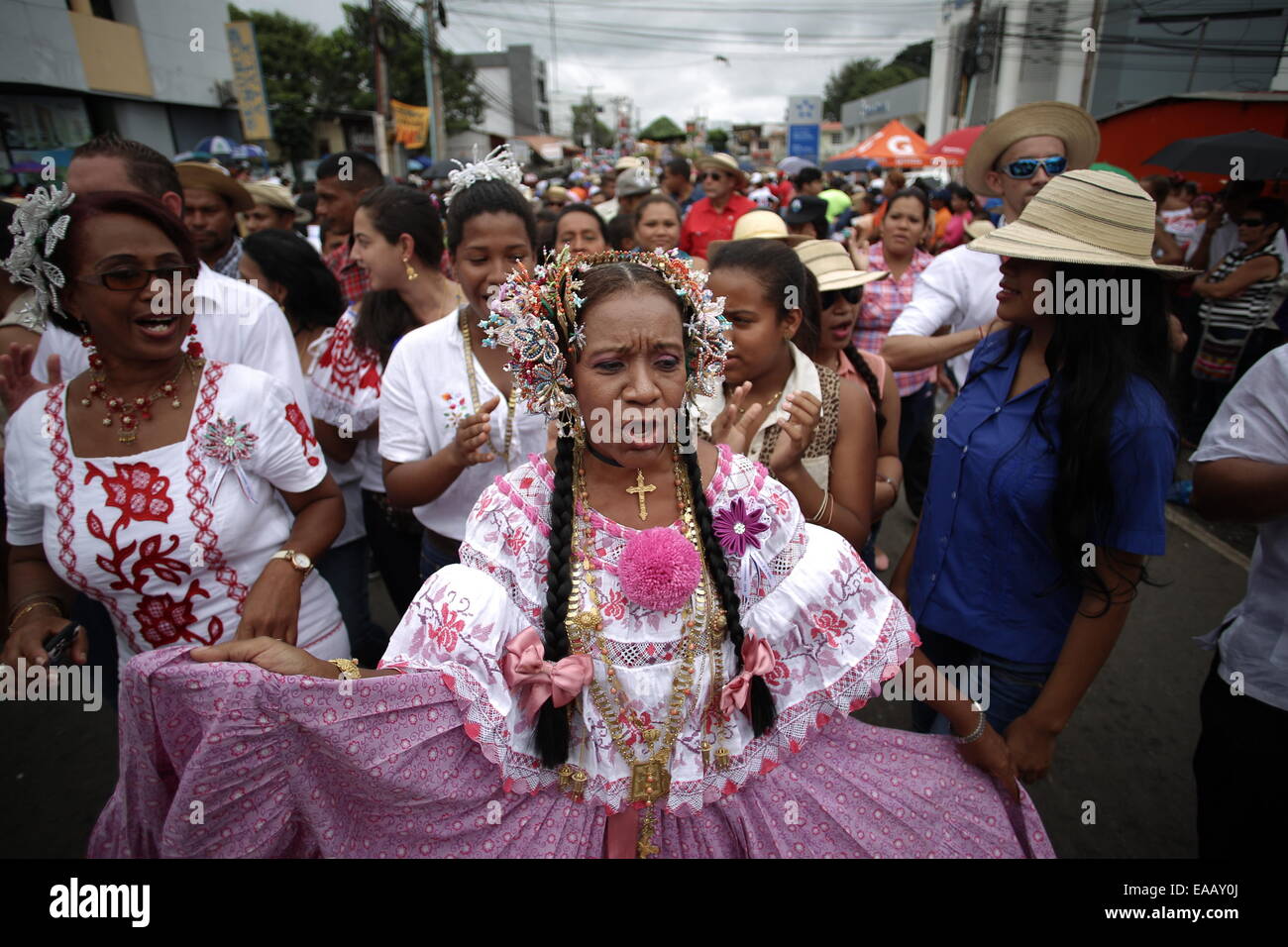 La Chorrera, Panama. 10th Nov, 2014. A woman in traditional costume participates in a parade commemorating the independence of Panama, in the city of La Chorrera, in the province of West Panama, in Panama, on Nov. 10, 2014. Credit:  Mauricio Valenzuela/Xinhua/Alamy Live News Stock Photo