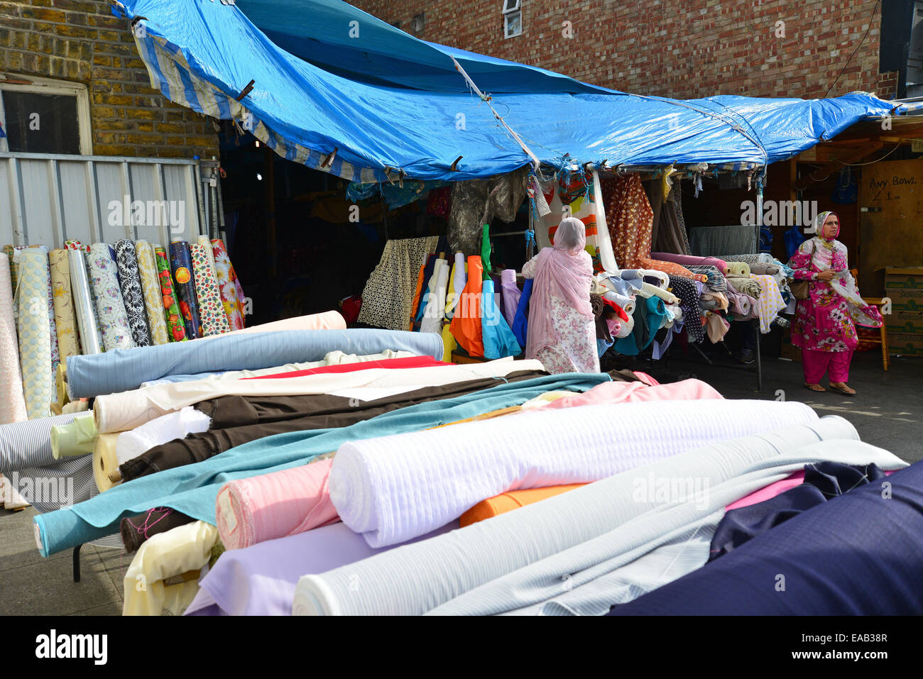 Fabric stall hi-res stock photography and images - Alamy