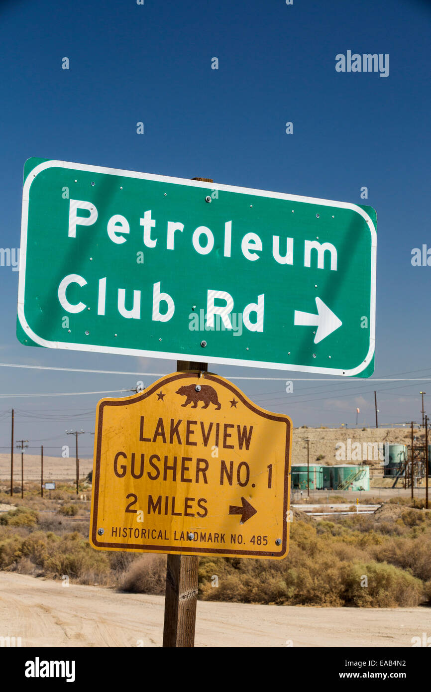 A sign for the Lakeview Gusher oil spill in the Midway Sunset oilfield in Maricopa, Bakersfield, California, USA. Following an unprecedented four year long drought, Bakersfield is now the driest city in the USA, driven by climate change. Still Americans fail to make the connection between their addiction to fossil fuels and climate change. Stock Photo