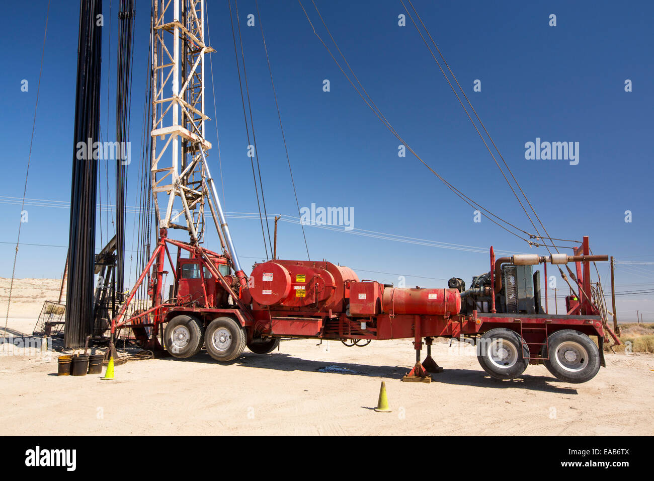 Drilling for oil in the Kern River oilfield near Bakersfield, California, USA Stock Photo Alamy