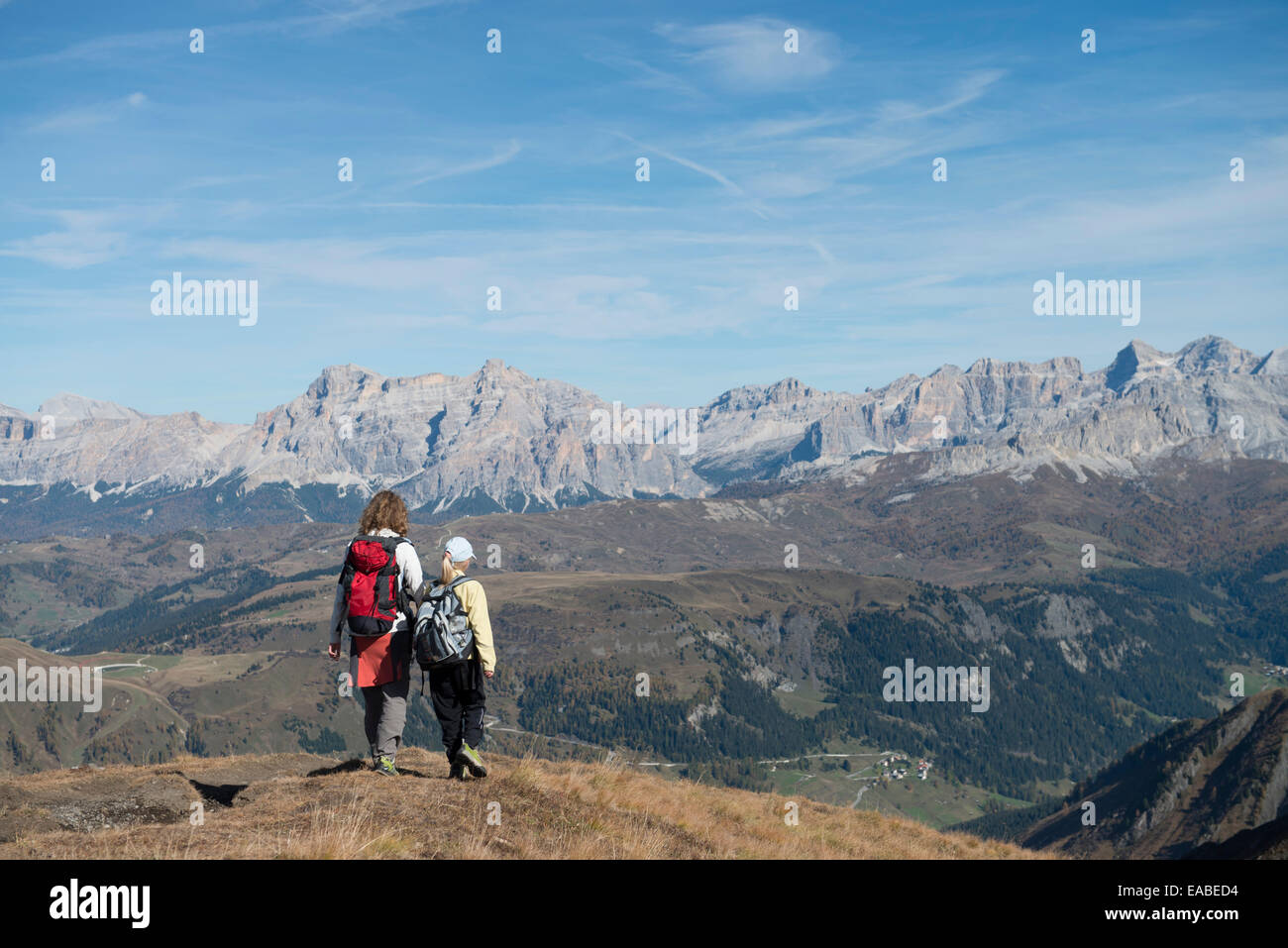 Frau und Kind wandern Dolomiten - Woman and children hiking in dolomites Stock Photo