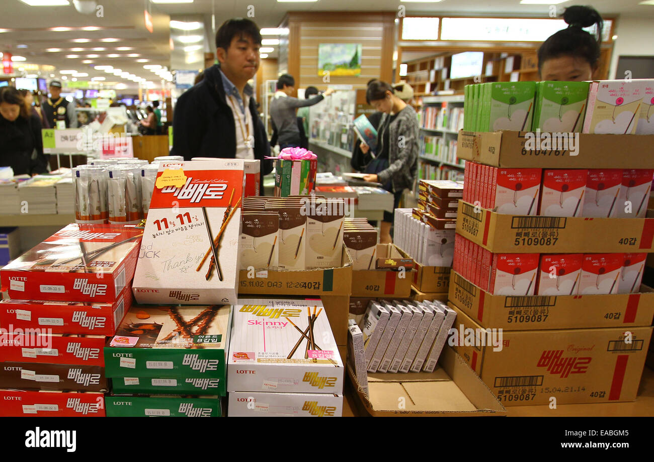 Seoul, South Korea. 11th Nov, 2014. A man walks past pepero chocolate sticks in a grocery store in Seoul, South Korea, Nov. 11, 2014. Pepero Day is celebrated annually on Nov. 11 in South Korea, with stores selling pepero chocolate sticks and single people trying to find their Mr or Mrs Rights. © Yao Qilin/Xinhua/Alamy Live News Stock Photo