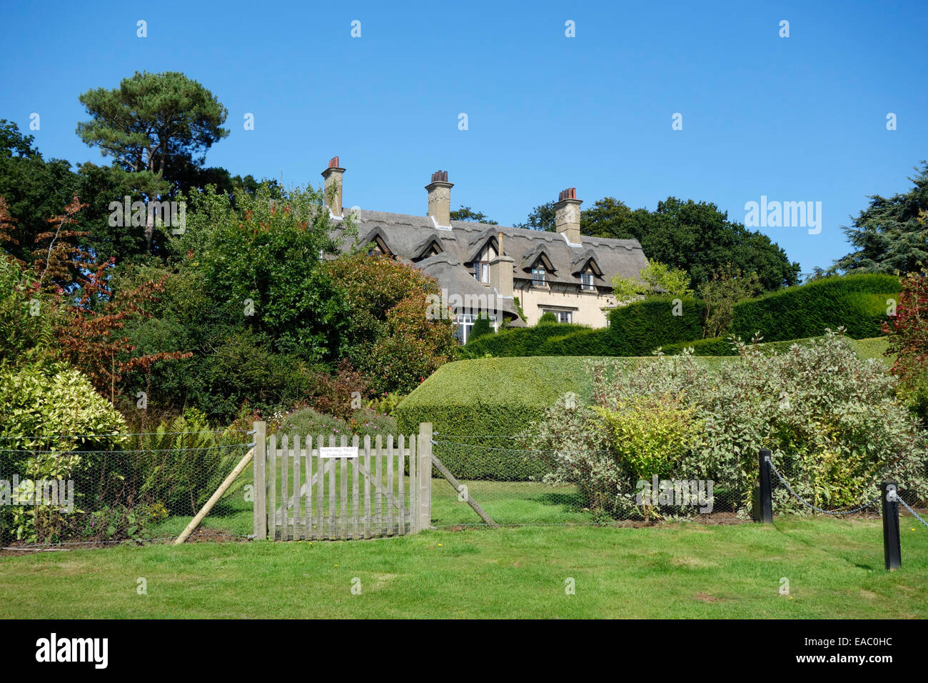 The Edwardian thatched How Hill house Stock Photo Alamy