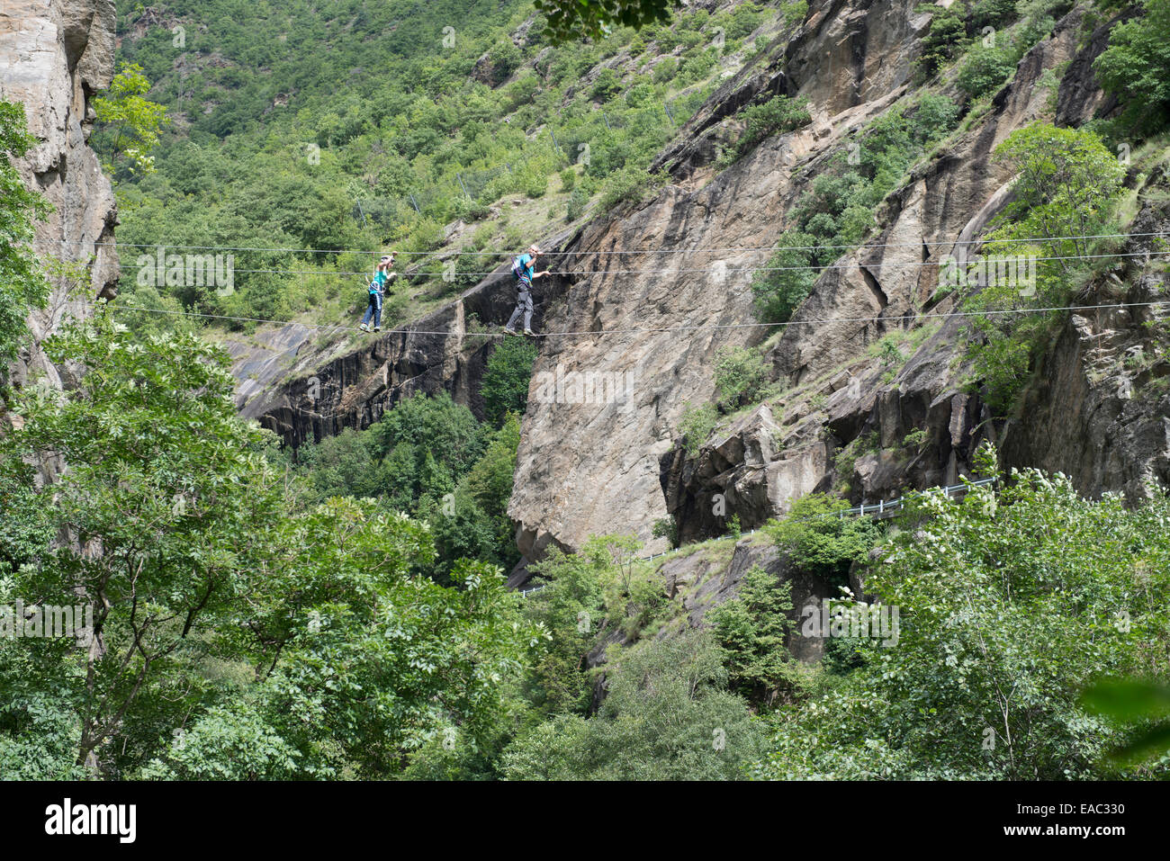 Bergteiger auf Seilbrücke bei Klettersteig mountaineers at rope