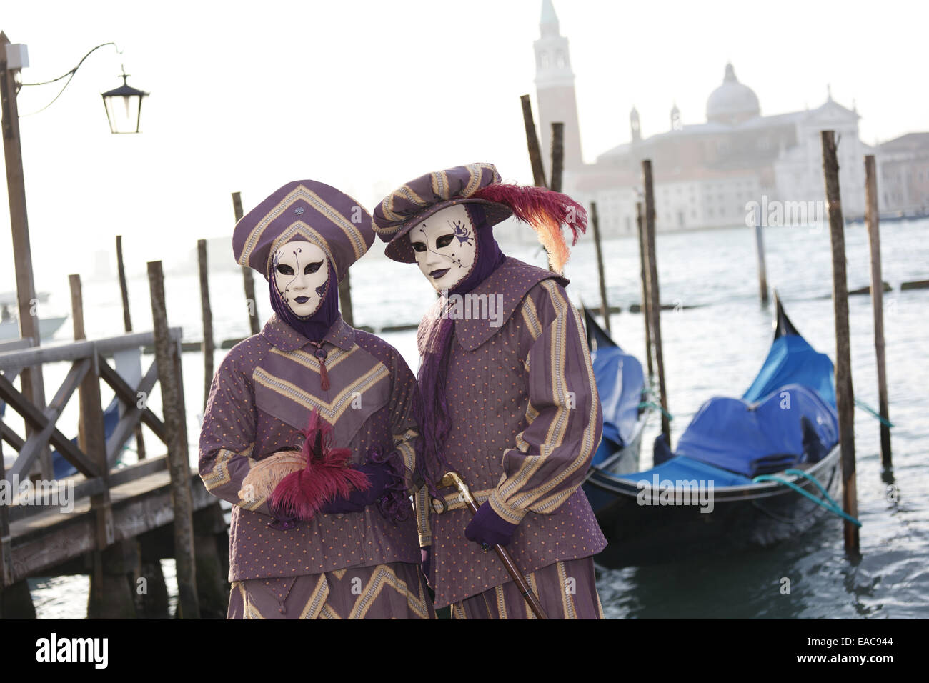Venice mask couple boat hi-res stock photography and images - Alamy