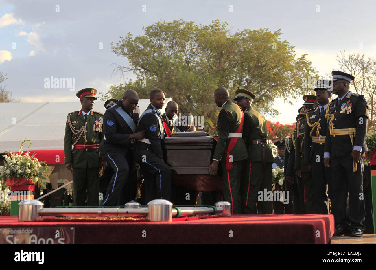 Lusaka, Zambia. 11th Nov, 2014. Soldiers carry the coffin of Zambian