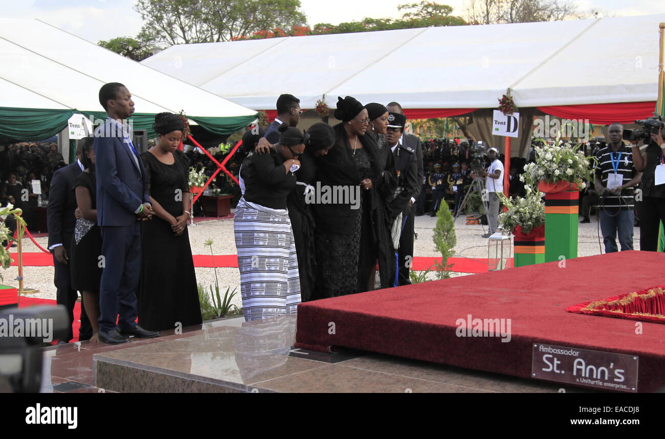 Lusaka, Zambia. 11th Nov, 2014. People pay tribute to Zambian late
