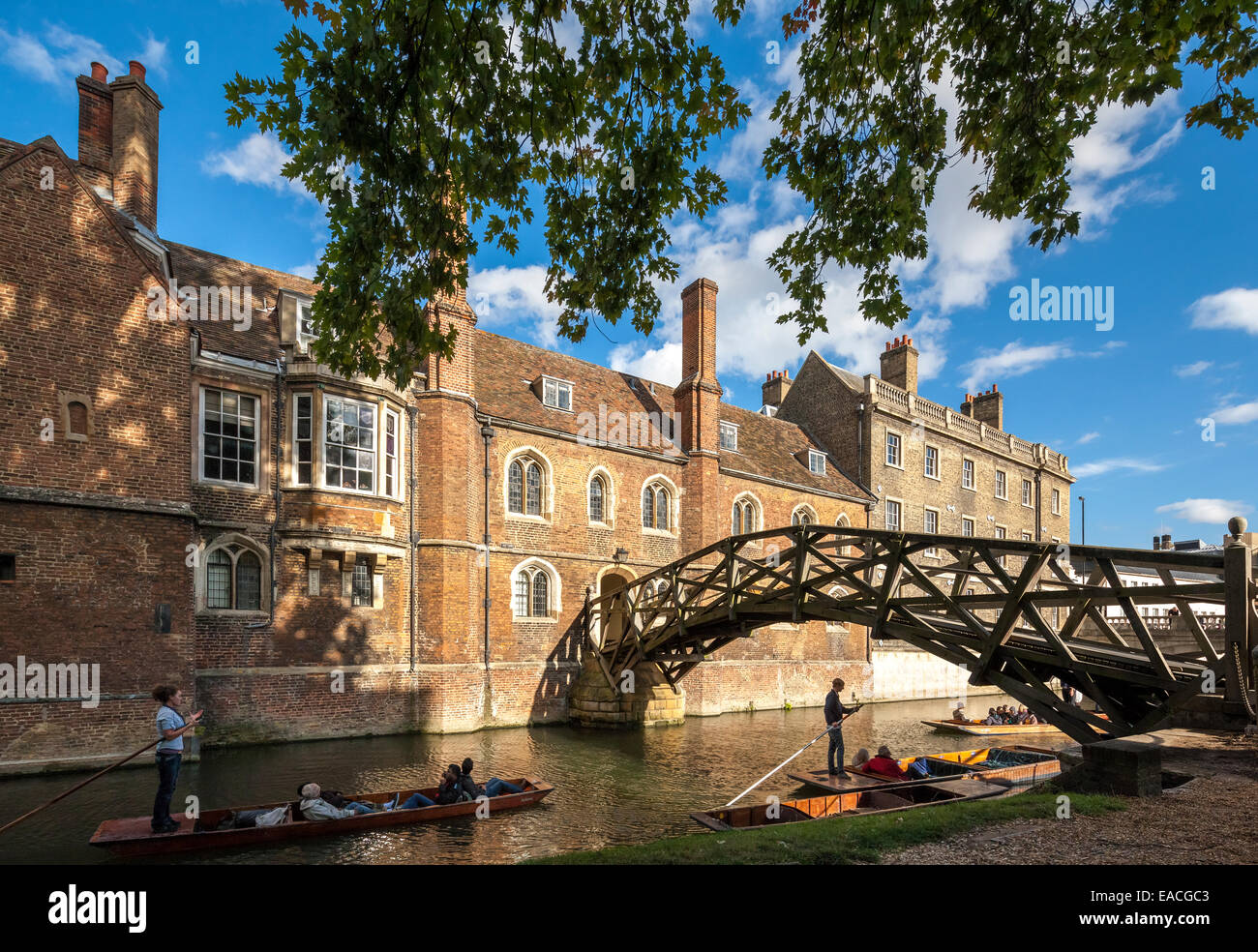 Cambridge Mathematical Bridge on the River Cam at Queens' College, with tourists and students punting, polling in punts. Stock Photo