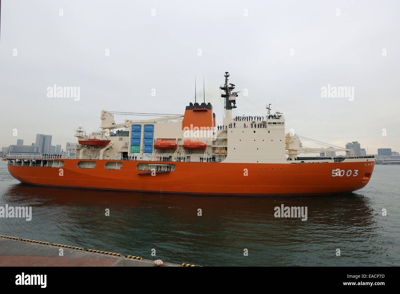Tokyo, Japan. 11th Nov, 2014. Japanese naval icebreaker 'Shirase' leaves Harumi pier on its way for Antarctica Observation Activity in Tokyo, Japan November 11, 2014. Credit:  Yuriko Nakao /AFLO/Alamy Live News Stock Photo