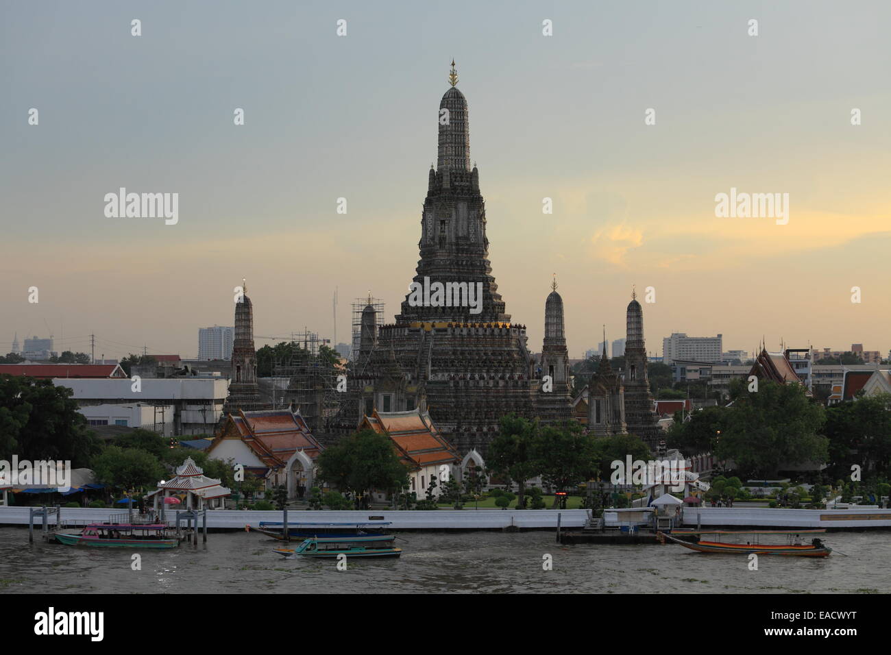 Sunset on the Wat Arun - Bangkok - Thailand Chao Phraya river and the Temple of Dawn Stock Photo