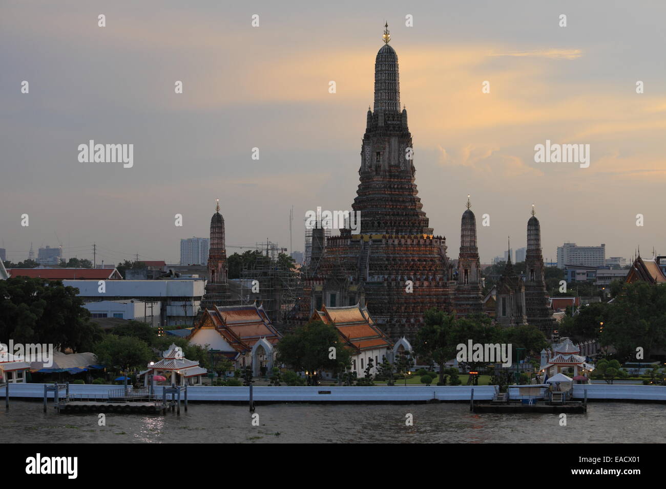 Sunset on the Wat Arun - Bangkok - Thailand Chao Phraya river and the Temple of Dawn Stock Photo
