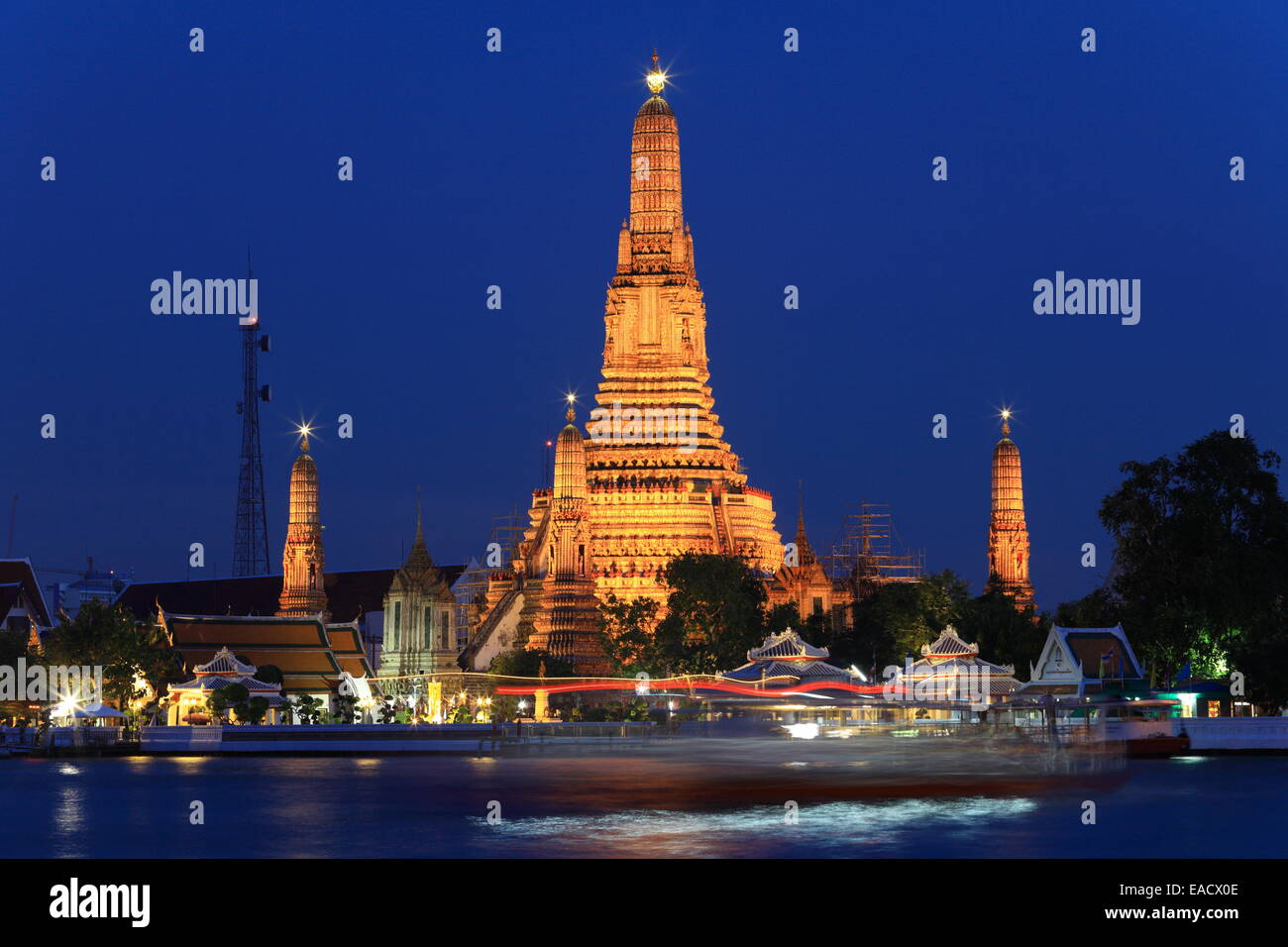 Wat Arun at Night - Bangkok - Thailand Chao Phraya river and the Temple of Dawn Stock Photo