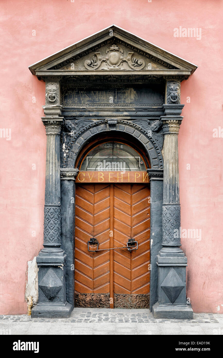Wooden door old city hi-res stock photography and images - Alamy
