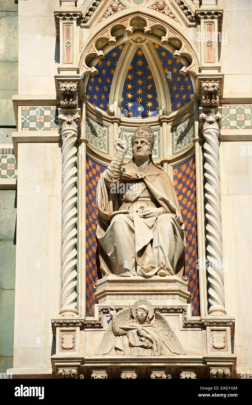 Statue of Pope Eugene IV on the facade of the Duomo of Florence, Cattedrale di Santa Maria del Fiore, Florence, Tuscany, Italy Stock Photo
