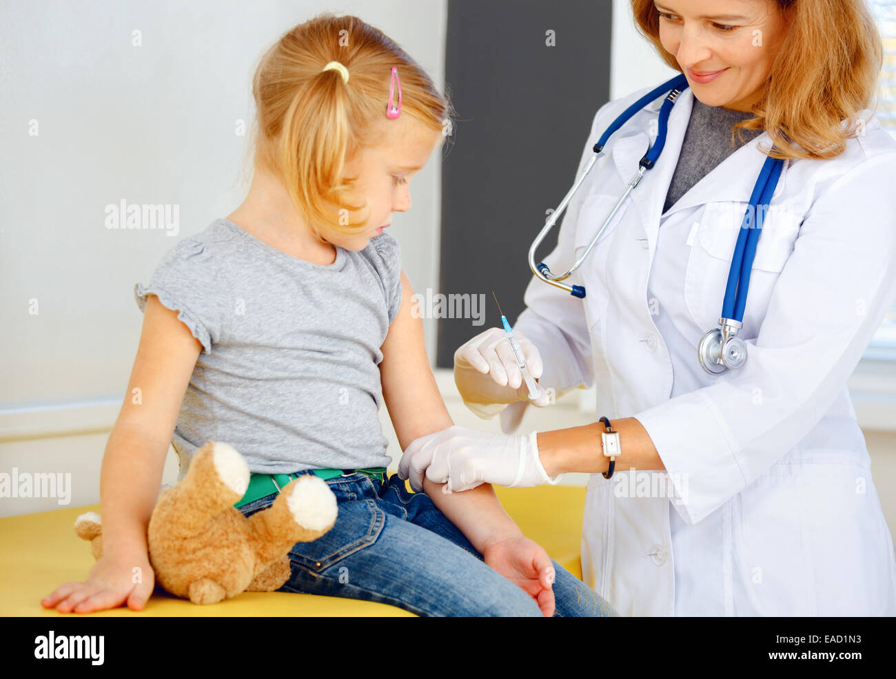 Девочка боится уколов видео. Девочка которой сделали укол. Вакцинация. Уколы маленьким девочкам. Девочка которой сделали укол.