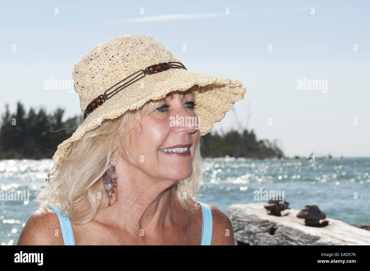 Mature woman sun hat smiling beach hi-res stock photography and images -  Page 2 - Alamy