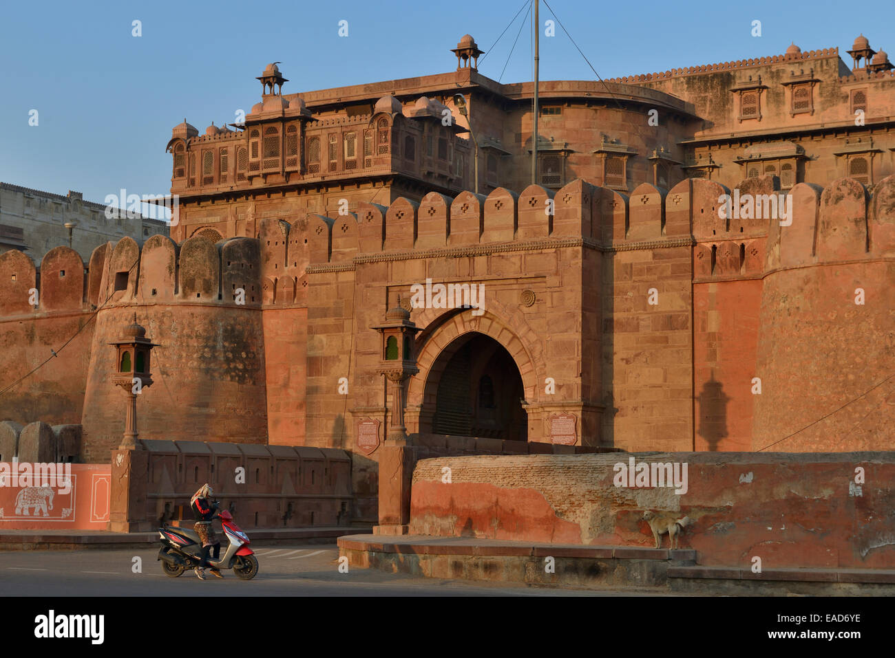 Asia, India, Rajasthan, Marwar, Bikaner, motorbike in front of the entrance of the fort of Junagarh Stock Photo