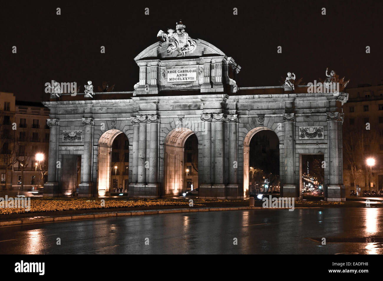 Puerta de Alcalá. Escena nocturna de monumento madrileño en una jornada lluviosa. Stock Photo
