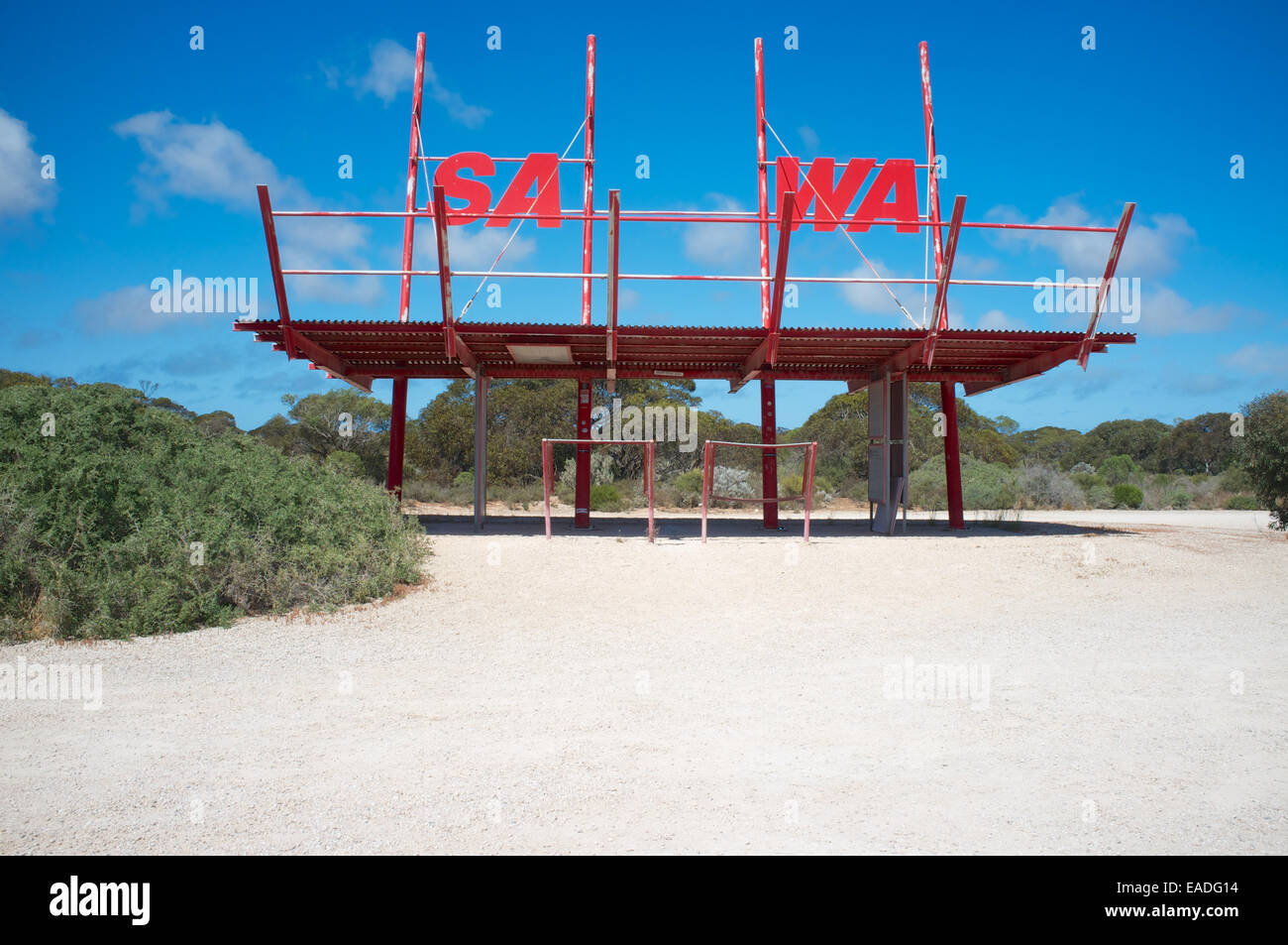 The border between South Australia (SA) and Western Australia (WA) at 129° east. Stock Photo