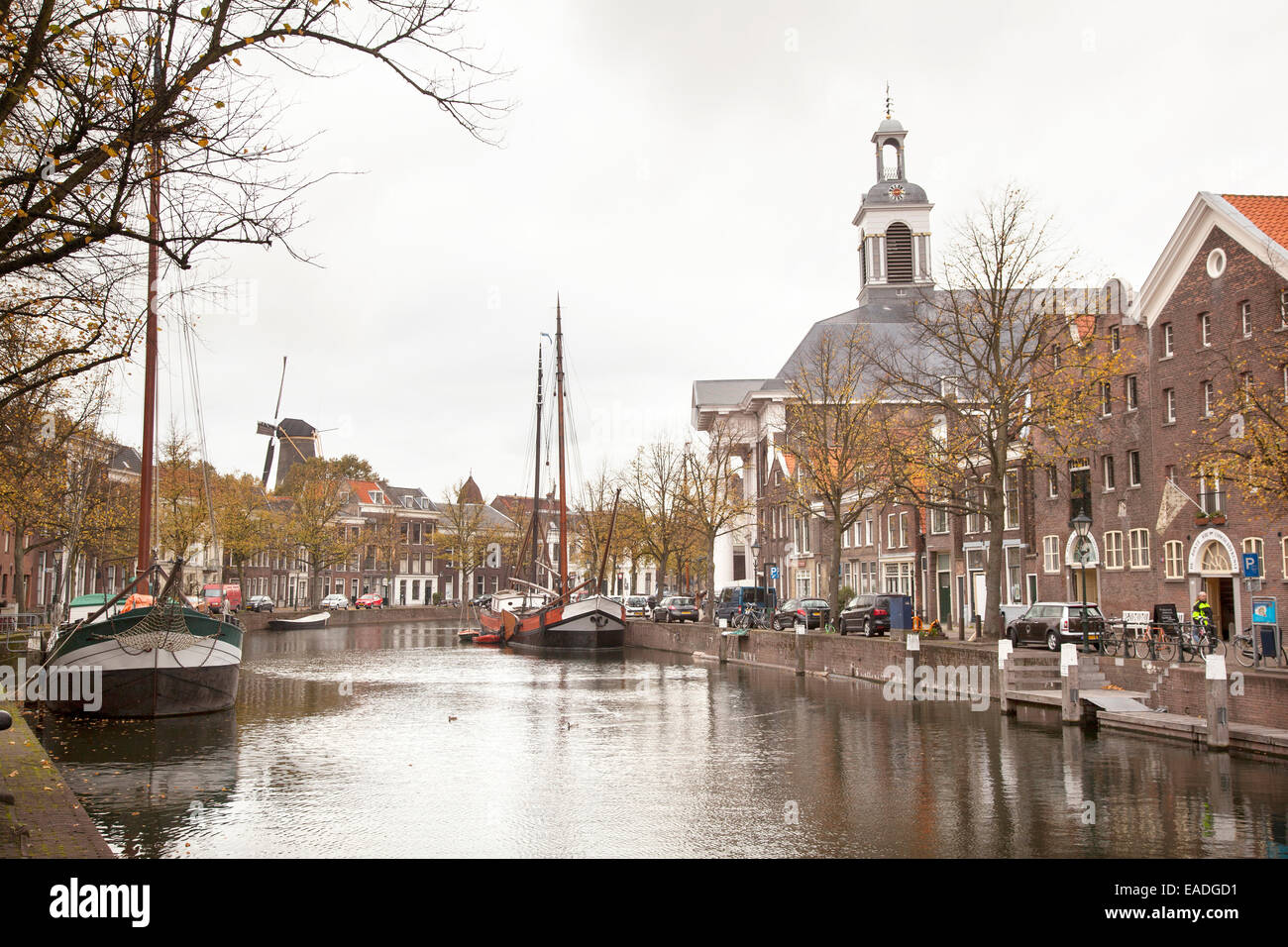 lange haven in Schiedam met jenevermuseum en schepen Stock Photo