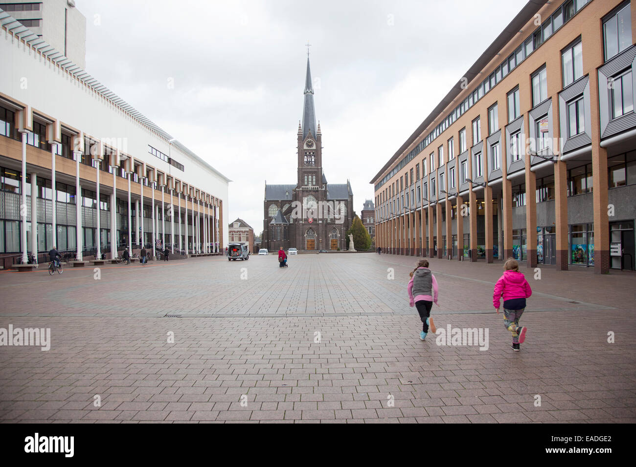 stadserf in Schiedam met rennende kinderen Stock Photo