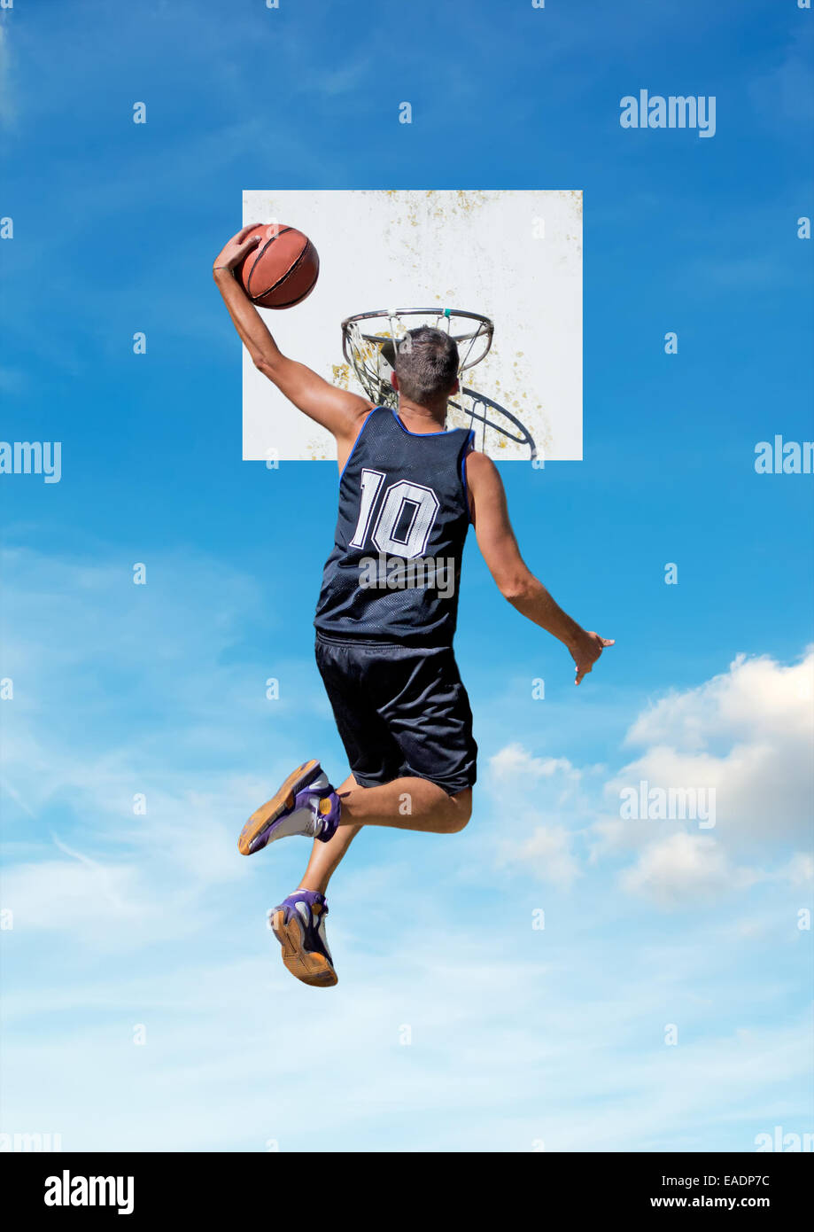 basketball player shooting the ball Stock Photo - Alamy