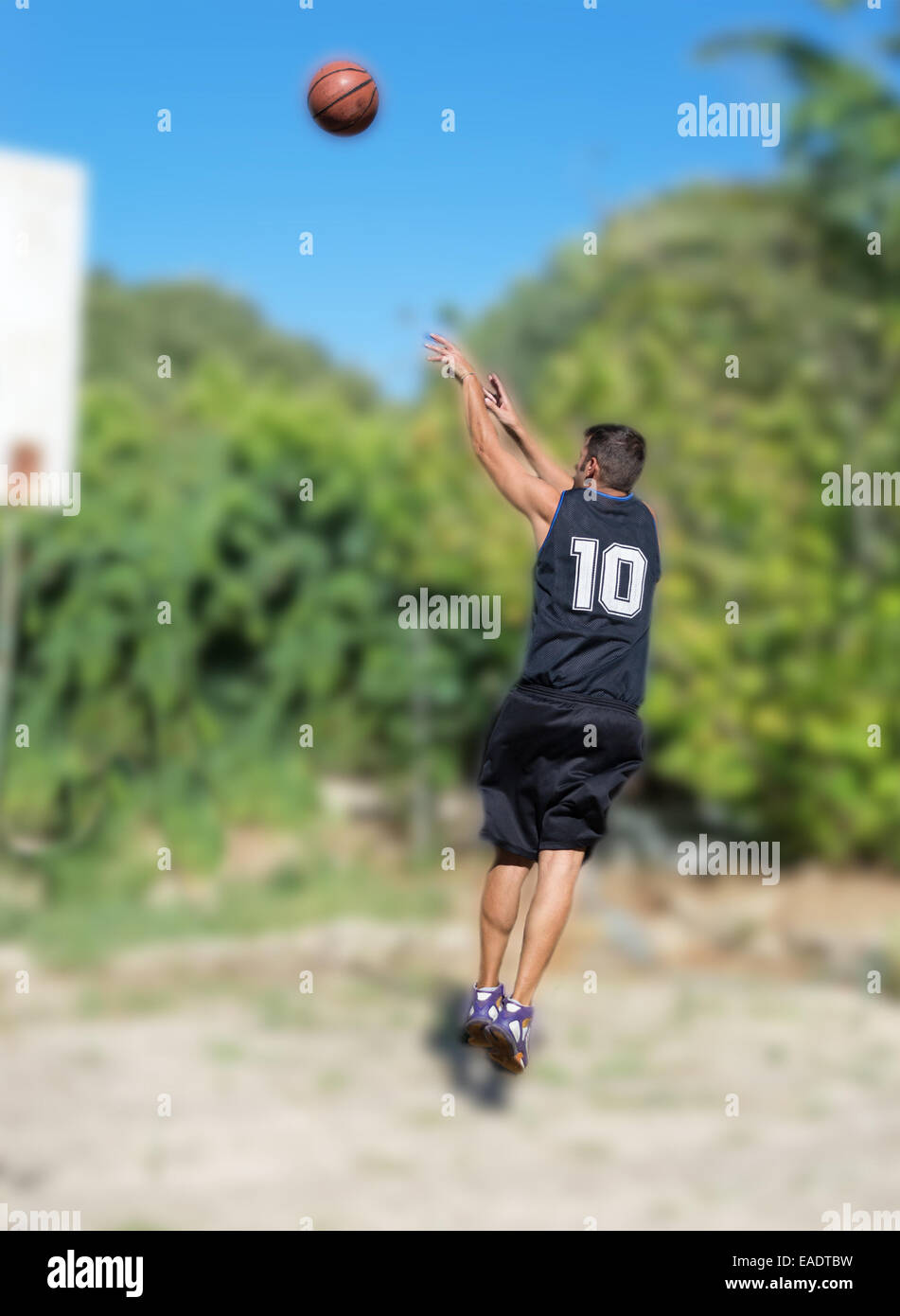 basketball player shooting the ball Stock Photo - Alamy