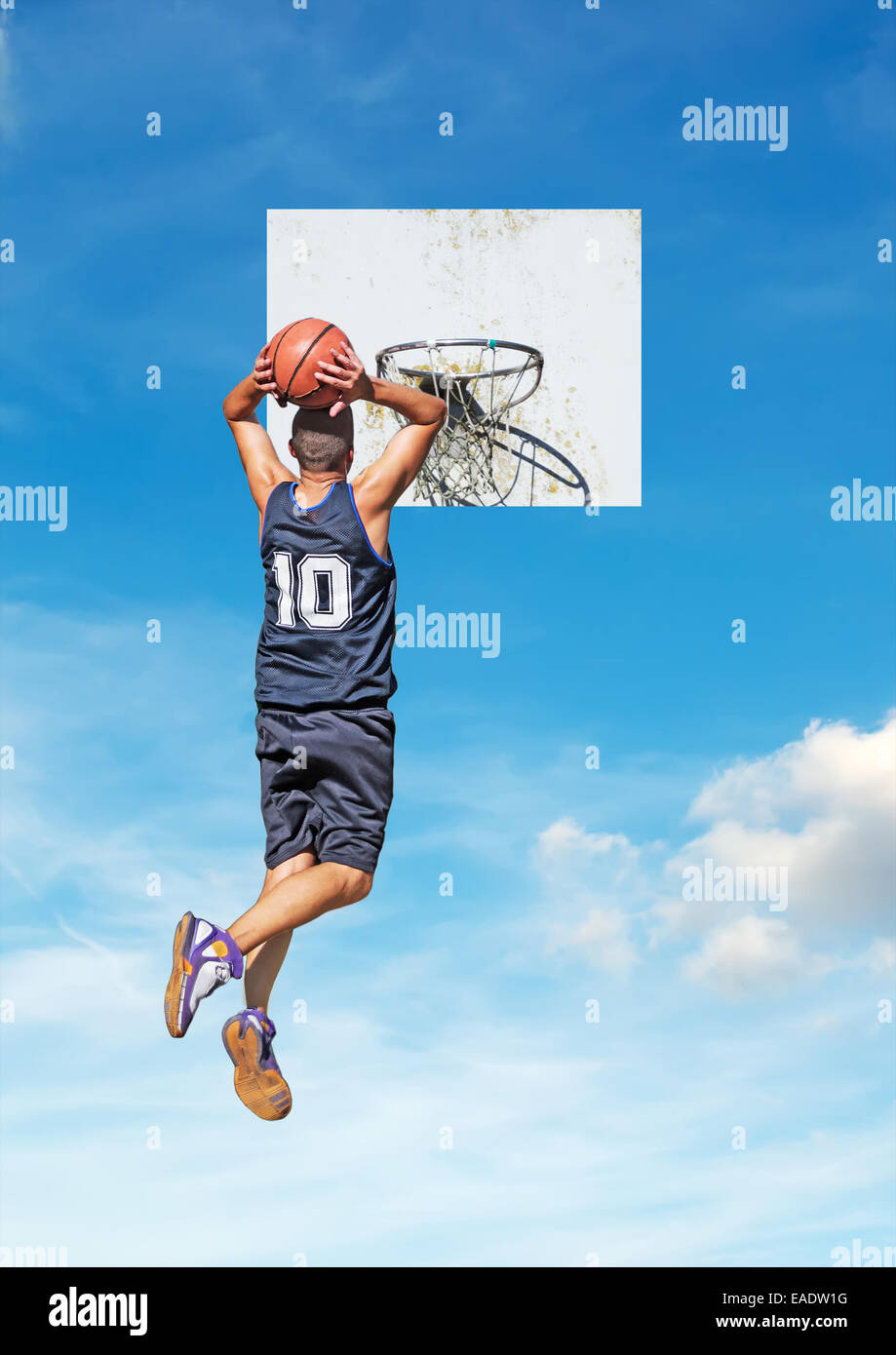 basketball player shooting the ball Stock Photo - Alamy