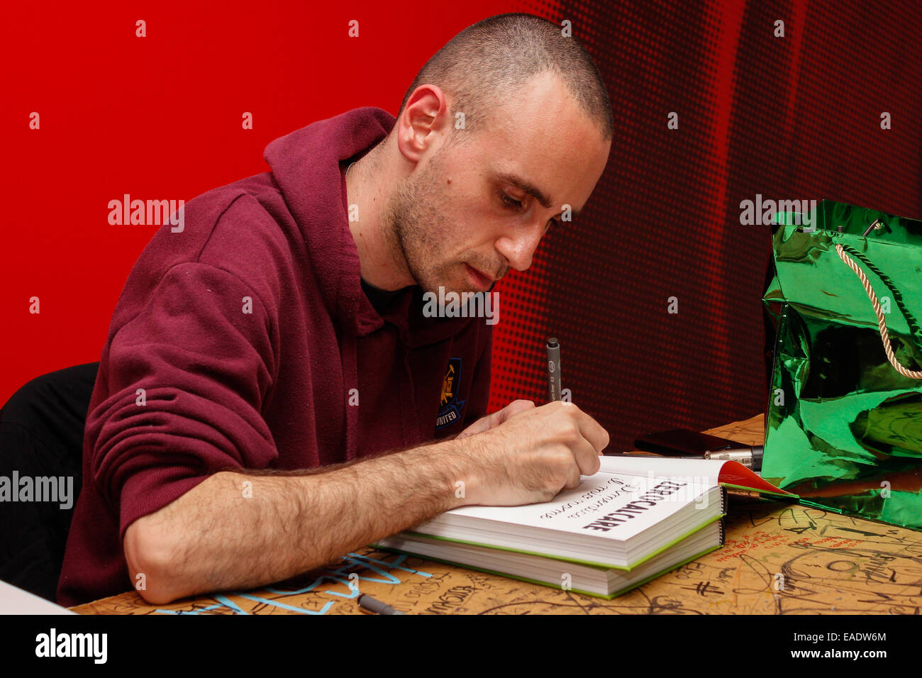 Zerocalcare (aka Michele Rech), the Italian cartoonist most followed at the moment, met his fans at the Feltrinelli library for autographs with a drawing his latest work 'Dimentica il mio nome'. © Elena Aquila/Pacific Press/Alamy Live News Stock Photo