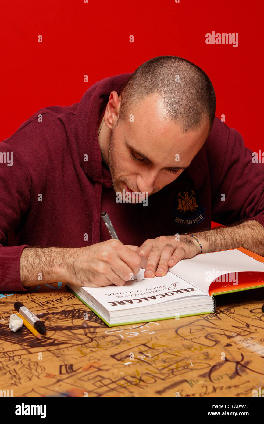 Zerocalcare (aka Michele Rech), the Italian cartoonist most followed at the moment, met his fans at the Feltrinelli library for autographs with a drawing his latest work 'Dimentica il mio nome'. © Elena Aquila/Pacific Press/Alamy Live News Stock Photo