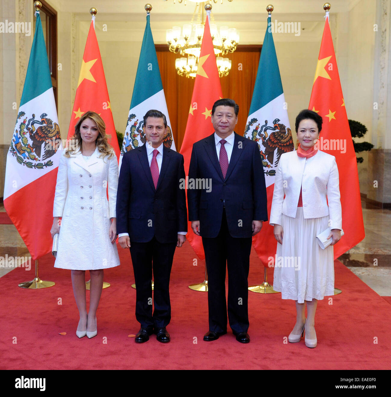 Beijing, China. 13th Nov, 2014. Chinese President Xi Jinping (2nd R) and his wife Peng Liyuan (1st R) pose for a group photo with Mexican President Enrique Pena Nieto (2nd L) and his wife Angela Rivero (1st L) during a welcoming ceremony at the Great Hall of the People in Beijing, capital of China, Nov. 13, 2014. © Zhang Duo/Xinhua/Alamy Live News Stock Photo