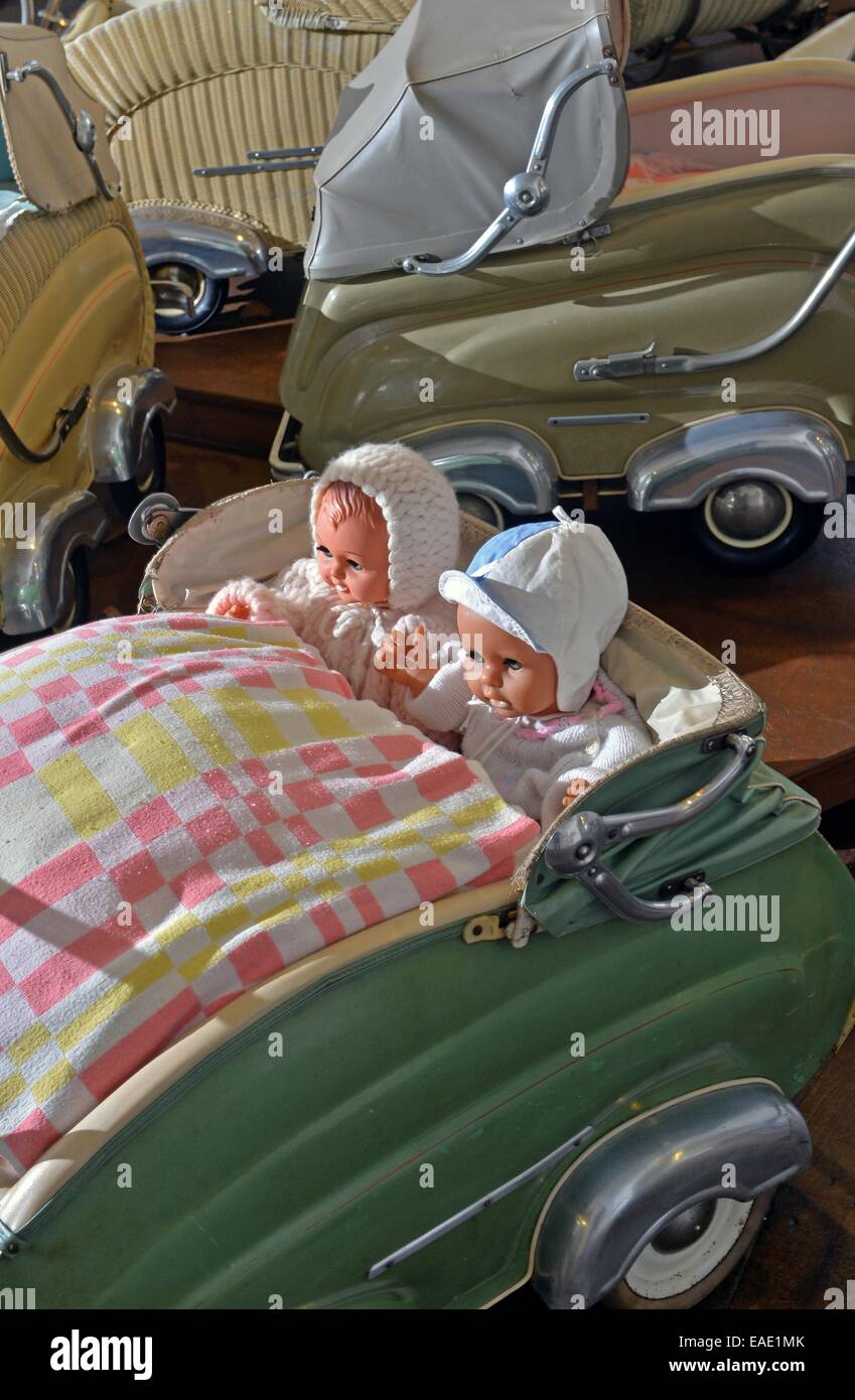 Zeitz, Germany. 12th Nov, 2014. A twin baby buggy from 1958 is in view at  the exhibition 'Deutschen Kinderwagen Museum' (lit. 'German baby carriage  museum' in Zeitz, Germany, 12 November 2014. The