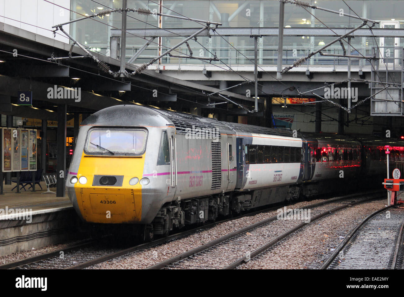 Power car number 43306 and front coaches of a high speed train in East Coast livery at platform 8a Leeds railway station. Stock Photo