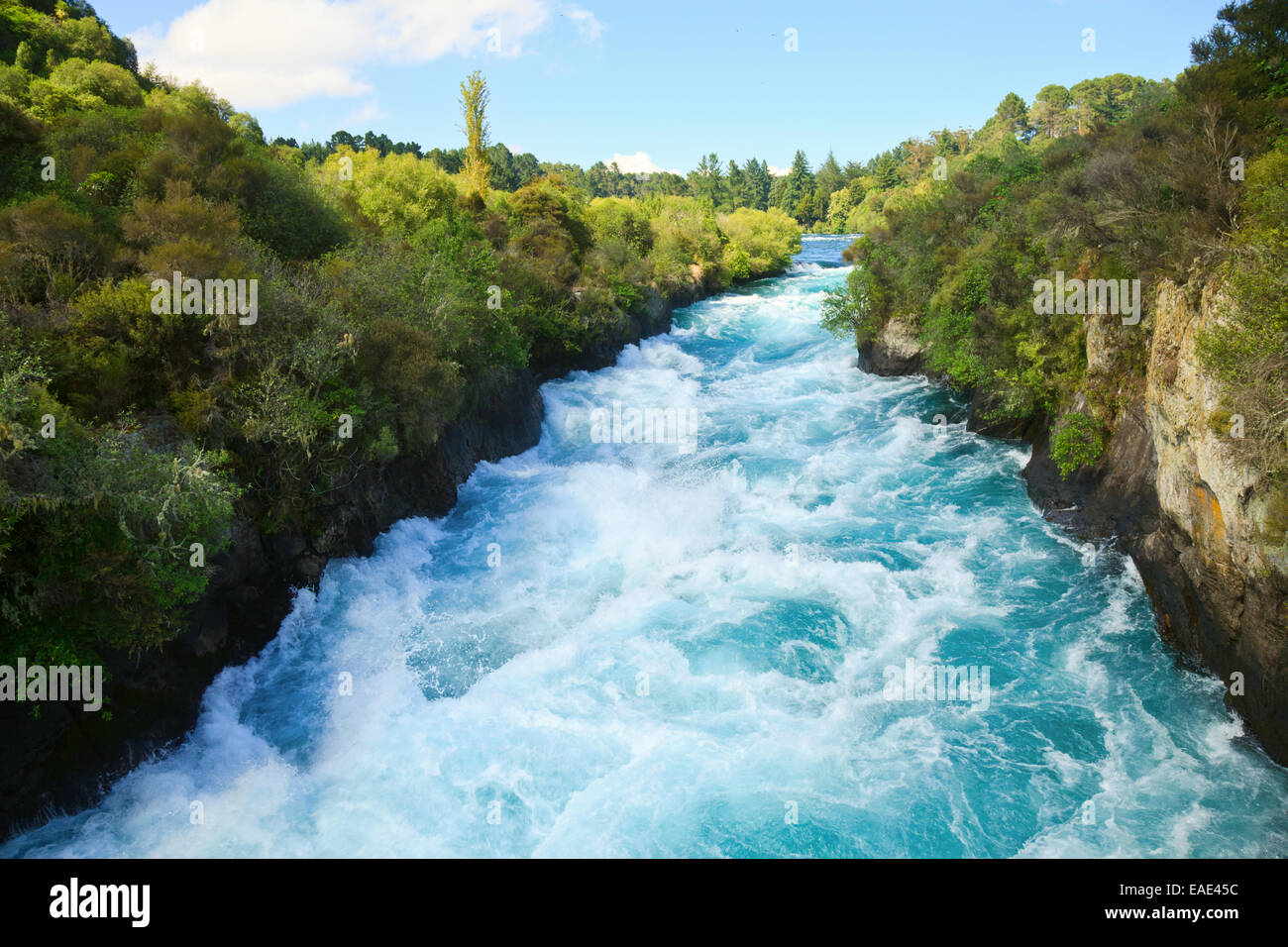Narrow Canyon Of Huka Falls On The Waikato River New Zealand Stock Narrow Canyon Of Huka Falls On The Waikato River New Zealand Stock