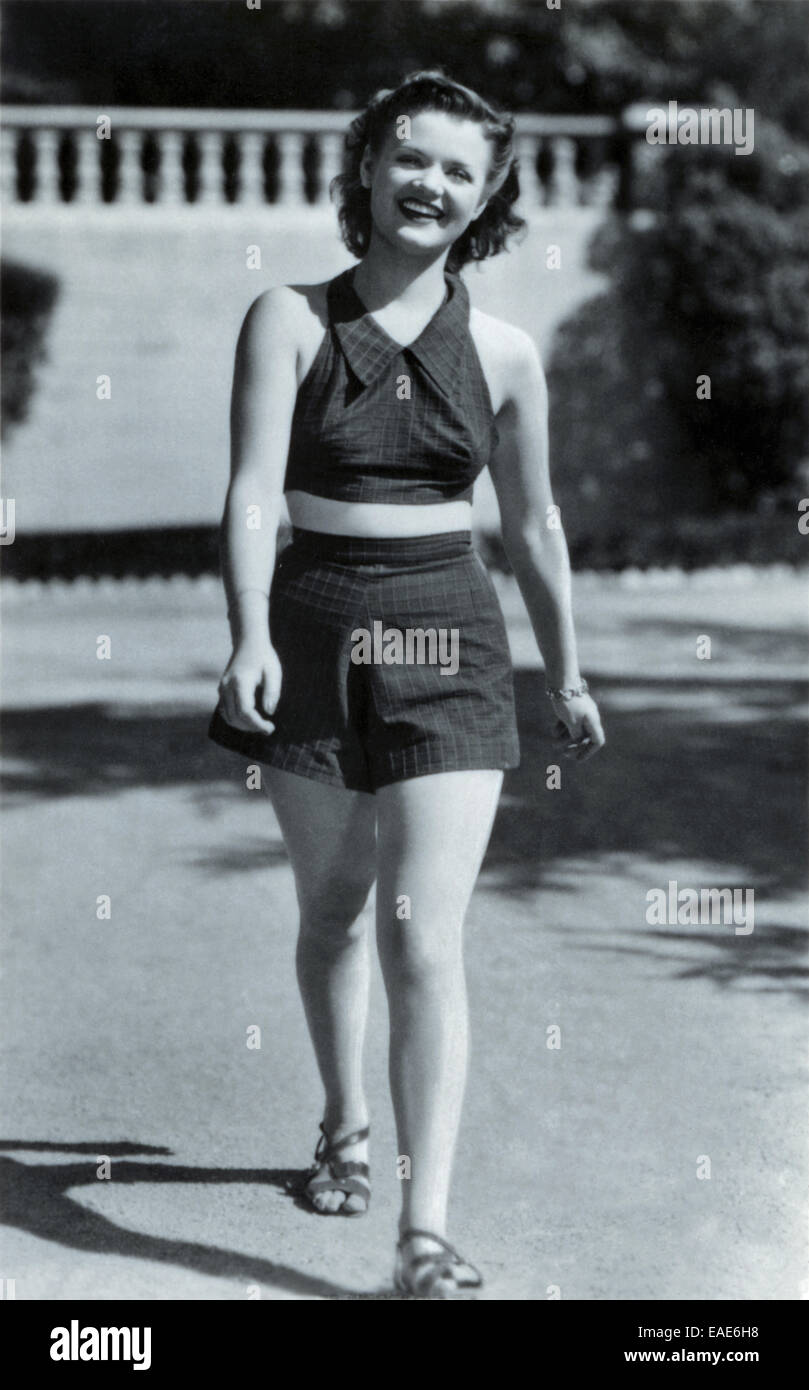 Simone Simon from a 1930s Ross Verlag card Stock Photo: 75300548 - Alamy
