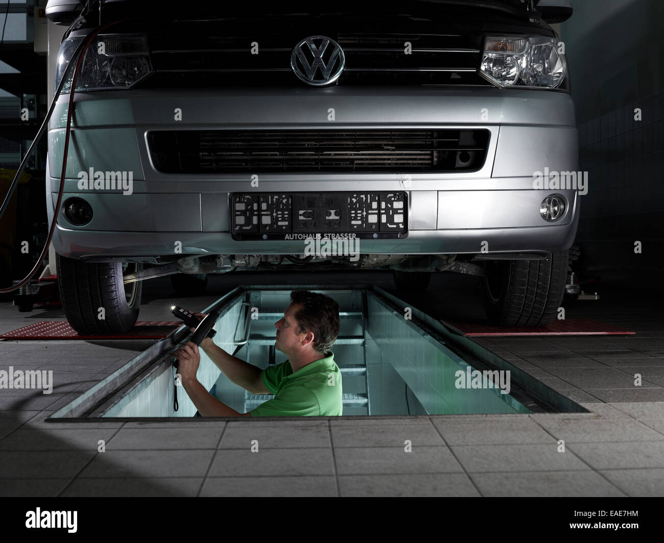 mechanic how a be to vw pit standing in Mechanic checking of a brake a the discs mechanic how a be to vw pit standing in Mechanic checking of a brake a the discs