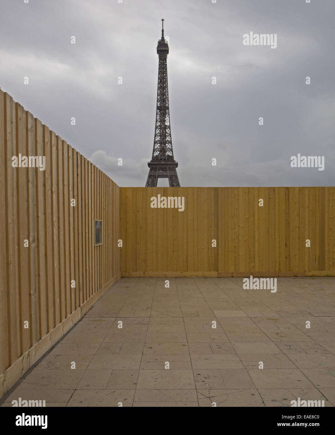 Eiffel tower behind fence hires stock photography and images Alamy