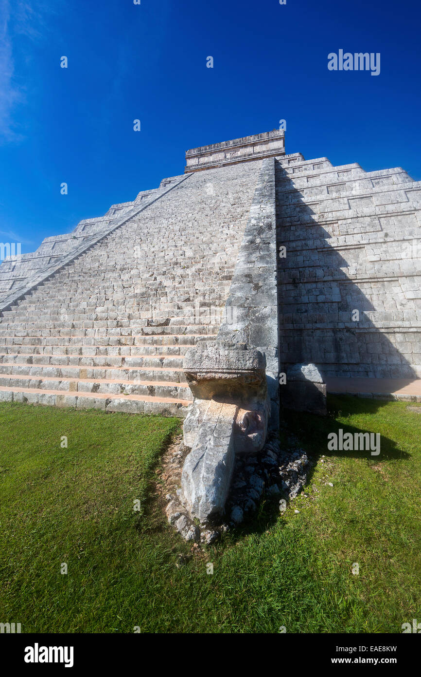 snake head of the great pyramid, (El Castillo, Kukulcan), Chichen Itza, Yucatan, Mexico Stock Photo
