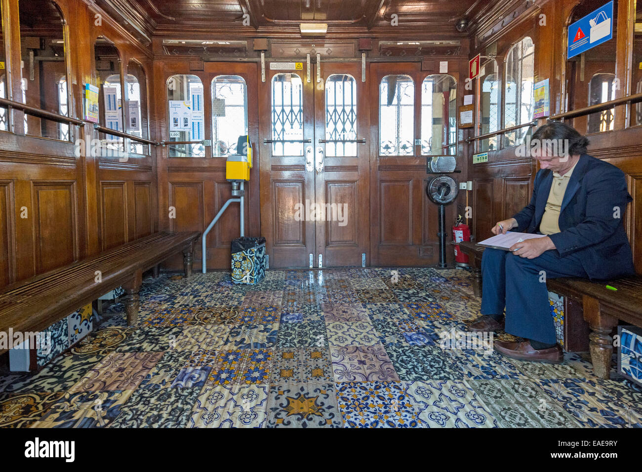 Elevador social? Existe elevador social em inglês?